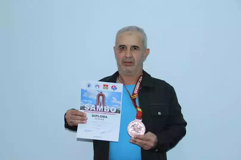 ОМӮЗГОРИ ДОНИШГОҲ ҒОЛИБИ ЧЕМПИОНАТИ ҶАҲОН ОИД БА САМБО